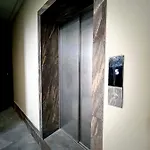 красивая в центре одессы с балконом *