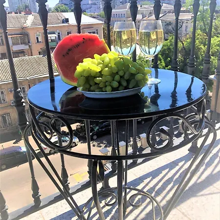стильная в центре одессы с балконом Apartment Odesa