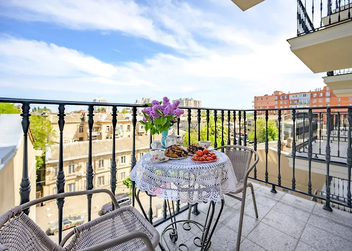 красивая в центре одессы с балконом * 敖德萨